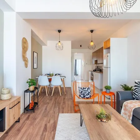 Bianca 2-br & Balcony In Larnaca